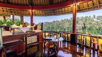 2 間餐廳;東歐菜