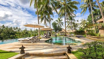 Piscine extérieure, parasols de plage, chaises longues