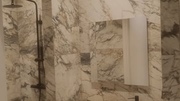 Comfort kamer, 1 twee- of 2 eenpersoonsbedden, balkon, uitzicht op tuin | Badkamer | Een haardroger, badjassen, handdoeken, zeep