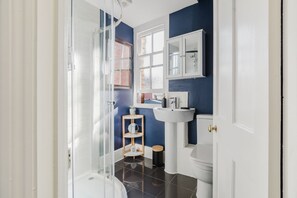 Shower, hair dryer - Modern contemporary dog friendly - Licata's Apartment (Cirencester)