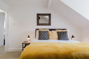 3 sovrum, skrivbord, strykjärn/strykbräda och resesäng