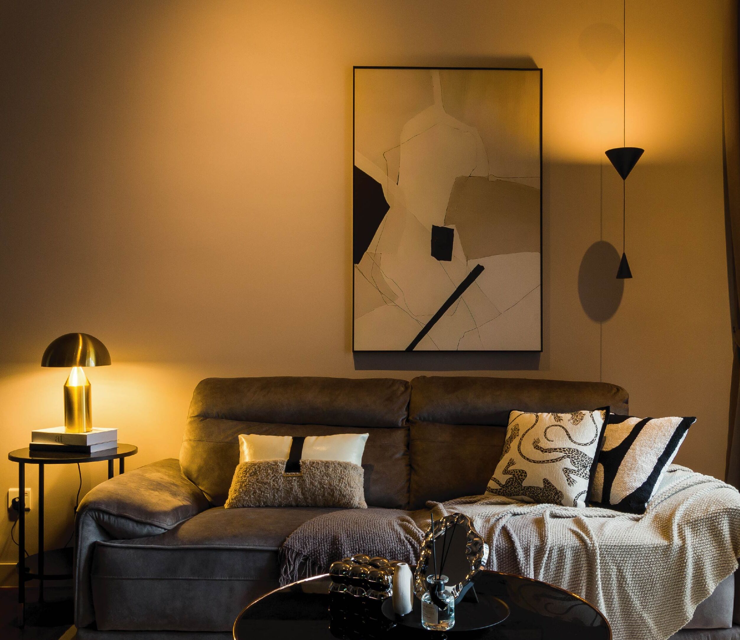 Suíte, 1 quarto | Área de estar | Smart TV 42 polegadas com canais a cabo, Netflix, serviços de streaming