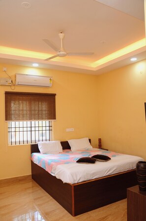 Laptop workspace, free WiFi - Sivashankaran homes  (Tiruvannamalai)