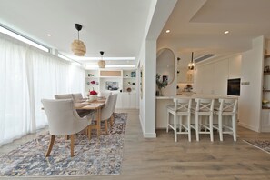 Private kitchen - Luxury Short Term Stay 2BHK plus Maids - RANCHES (Dubai)