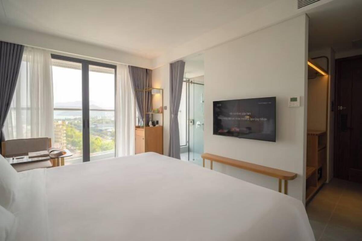 1 bedroom, hypo-allergenic bedding, minibar, desk