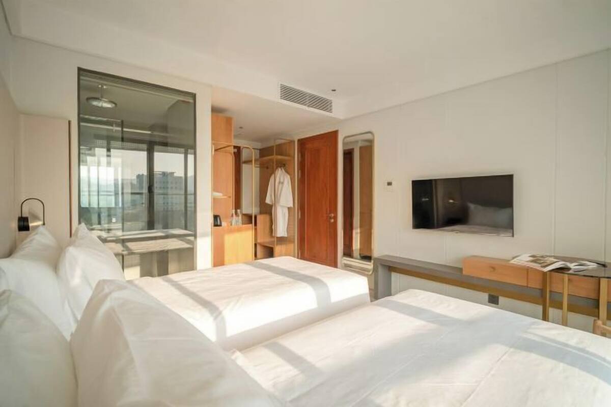 1 bedroom, hypo-allergenic bedding, minibar, desk