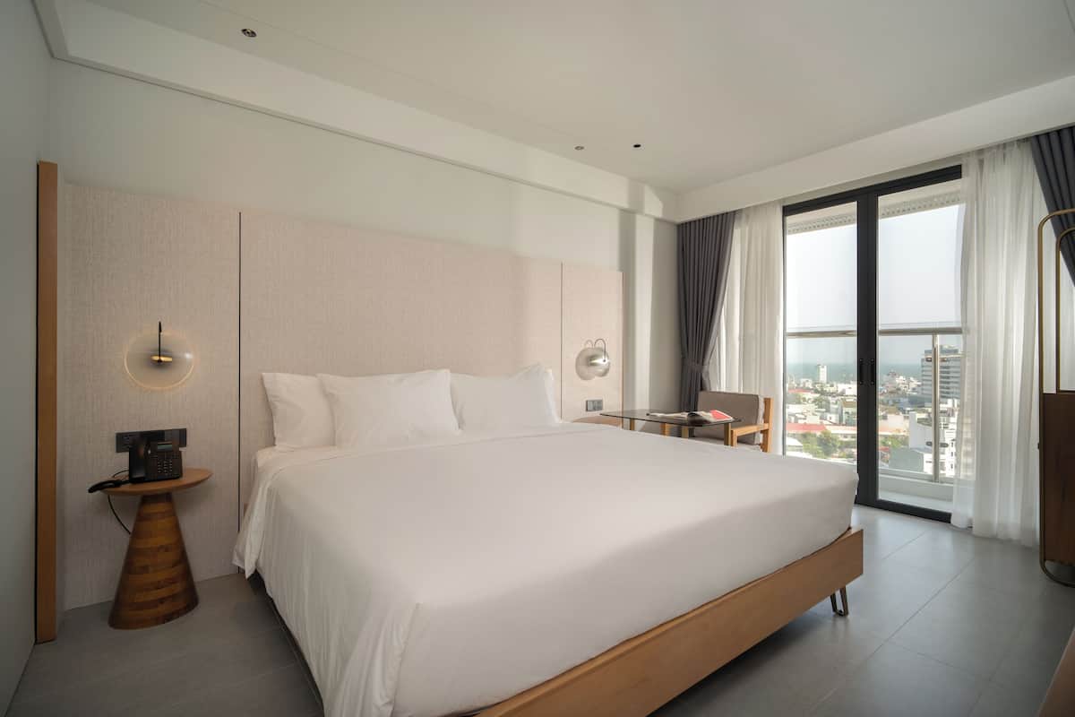1 bedroom, hypo-allergenic bedding, minibar, desk