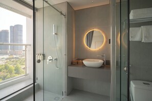 Combined shower/bathtub, rainfall showerhead, designer toiletries - A'Dor Hotel & Spa (Quy Nhon)