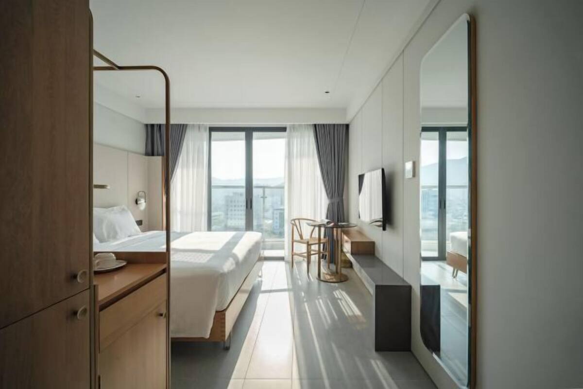 1 bedroom, hypo-allergenic bedding, minibar, desk