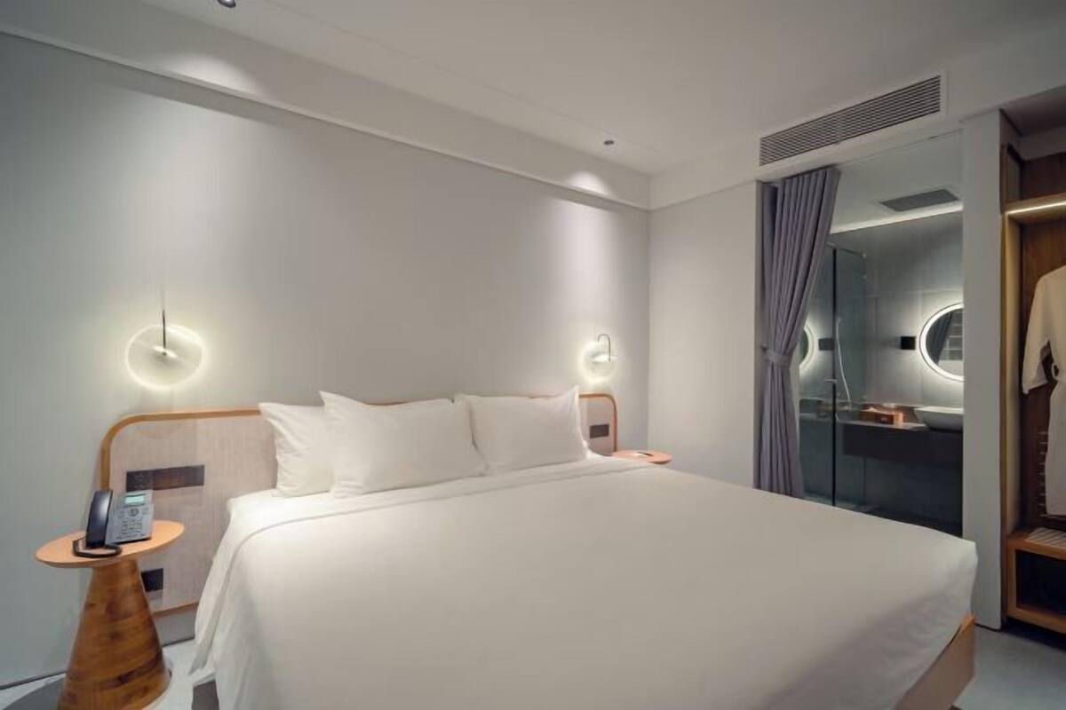 1 bedroom, hypo-allergenic bedding, minibar, desk