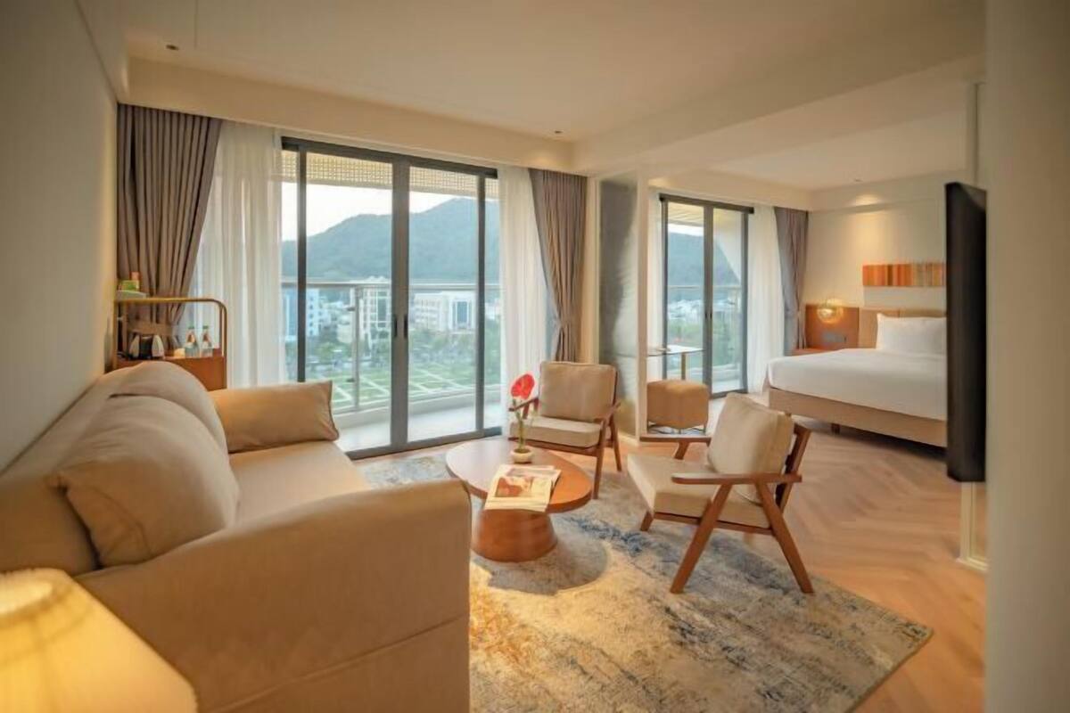 1 bedroom, hypo-allergenic bedding, minibar, desk