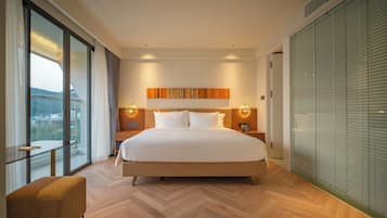 Suite de lujo, 1 cama de matrimonio grande, balcón, vistas a la ciudad | 1 dormitorio, ropa de cama hipoalergénica, minibar y escritorio