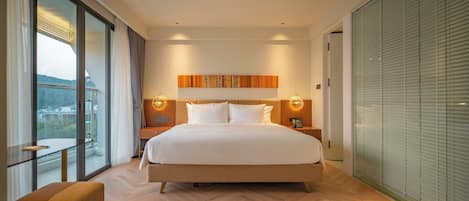 Phòng Suite Cao cấp, 1 giường cỡ king, ban công, quang cảnh thành phố | 1 phòng ngủ, bộ đồ giường kháng dị ứng, minibar, bàn