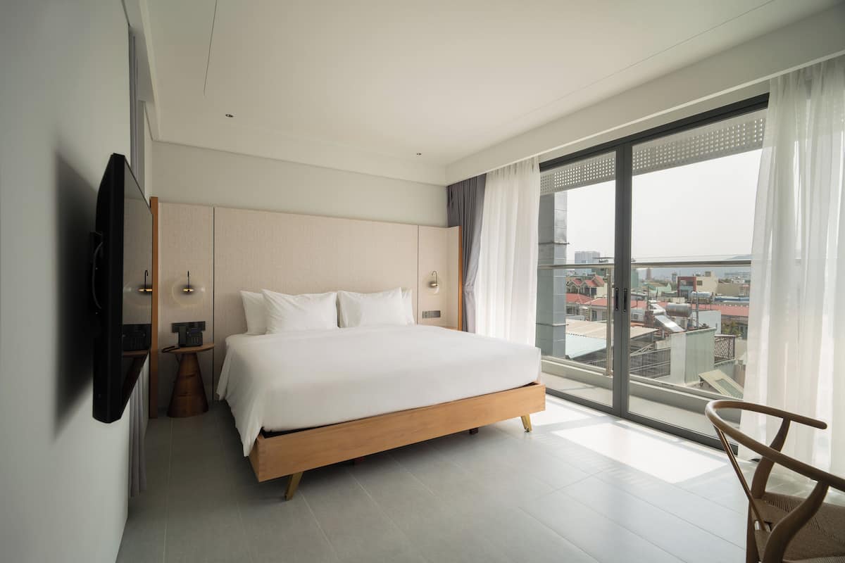 Executive Room, 1 King Bed, Balcony, City View