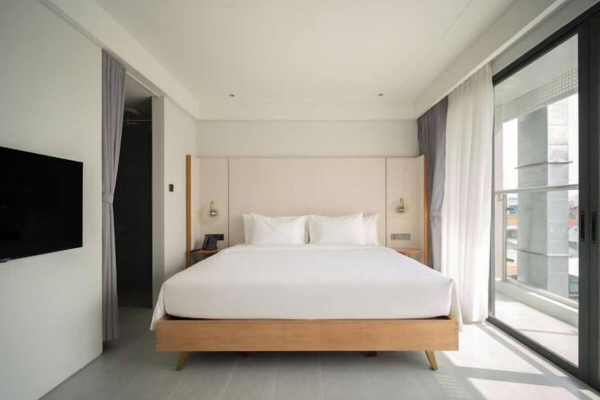 1 bedroom, hypo-allergenic bedding, minibar, desk