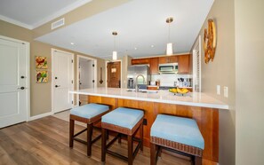Geladeira, micro-ondas, cooktop, lava-louças