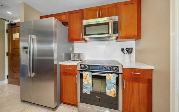 Geladeira, micro-ondas, cooktop, lava-louças