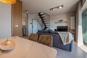 TV - Elite Penthouse with Pool and Skyline View (Piraeus)