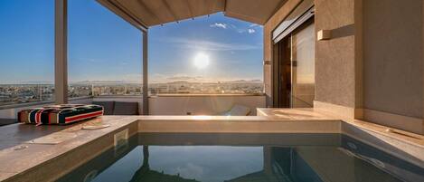 حمّام سباحة مُدفَّأ