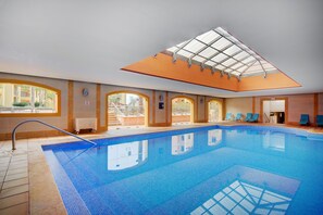 Inomhuspool och utomhuspool, öppettider: 09.00 till 19.00, och solstolar