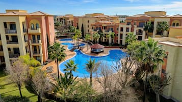 Kapalı yüzme havuzu, açık yüzme havuzu, şezlonglar