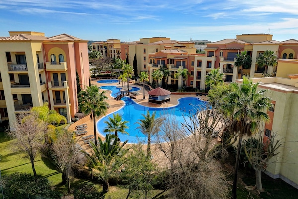 Piscina interna, piscina externa, espreguiçadeiras