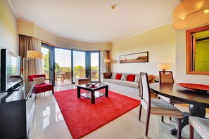 Appartement Supérieur, 2 chambres, non-fumeurs, balcon | Coin séjour | Télévision de 43 pouces avec chaînes par câble