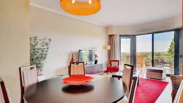 Superior Apart Daire, 2 Yatak Odası, Sigara İçilmez, Balkon | Oturma alanı | Kablolu TV kanalları bulunan 43 inç televizyon