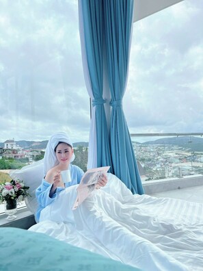 10 bedrooms, desk, iron/ironing board, WiFi