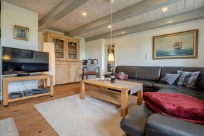 TV connectée, lecteur de DVD, livres, chaîne hi-fi