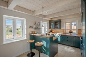 Kylskåp, mikrovågsugn, ugn och spishäll