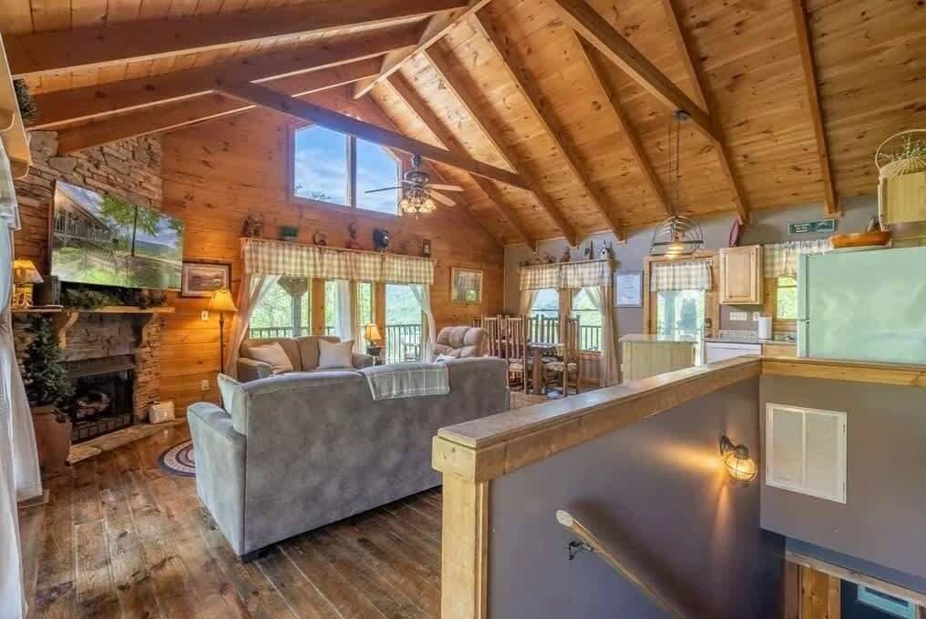 Televisión y chimenea 