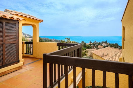 Property grounds. Apartment 'Mas De La Mer T2 Mezzanine' with Air Conditioning