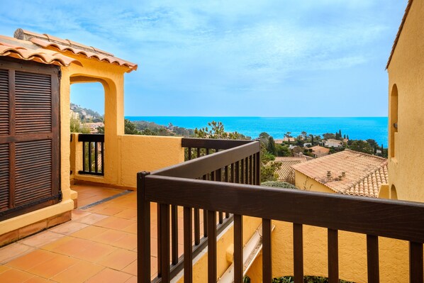 Property grounds - Apartment 'Mas De La Mer T2 Mezzanine' with Air Conditioning (THEOULE SUR MER)