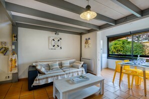 TV - Apartment 'Mas De La Mer T2 Mezzanine' with Air Conditioning (THEOULE SUR MER)