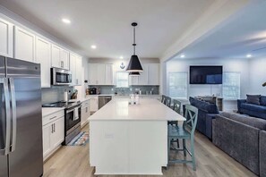 Cookware/dishes/utensils - Sleeps 16 - GAME ROOM, POOL, Perfect for Families (Orange Beach)