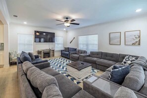 Télévision, cheminée