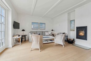 Fireplace, DVD player - Lovely holiday home with harbor view (Bagenkop)