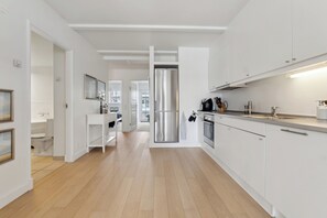 Frigorífico, horno, placa de cocina y lavavajillas
