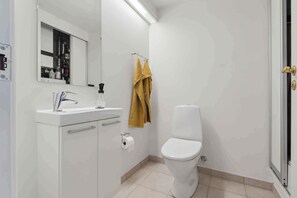 Shower, hair dryer - Lovely holiday home with harbor view (Bagenkop)