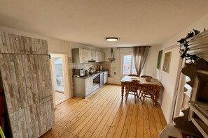 ثلاجة، فرن، موقد طهي مسطح، غسالة أطباق