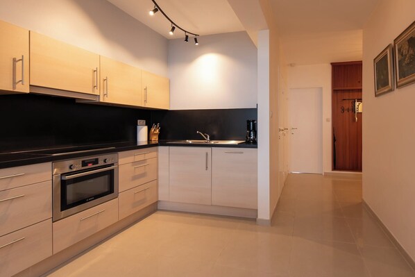 Kühlschrank, Mikrowelle, Ofen, Geschirrspüler