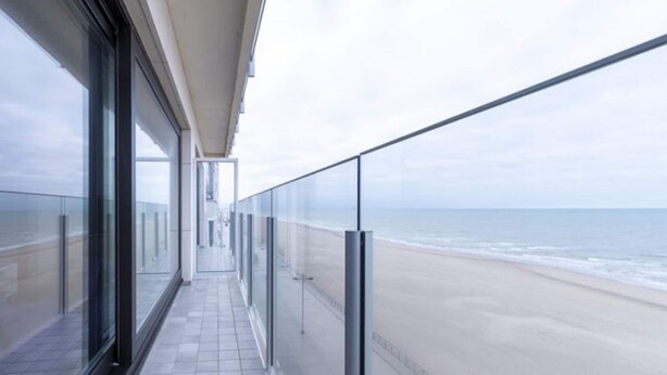 A balcony with a view of the beach. - Apartment Middelkerke with Sea View (MIDDELKERKE)
