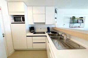 Refrigerador, microondas, horno, placa de cocina
