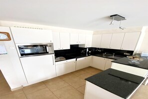 Kjøleskap, ovn, oppvaskmaskin og kaffetrakter/tekoker