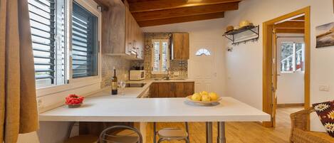 Frigorífico, microondas, horno y placa de cocina