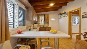 Køleskab, mikrobølgeovn, ovn, kogeplade