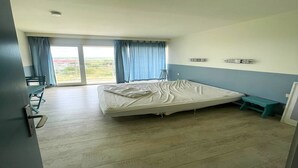 A room with a bed, a desk, and a chair. - Apartment by the Sea with Stunning Views (MIDDELKERKE)