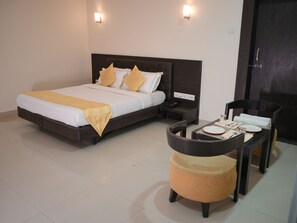 Deluxe Room | Egyptian cotton sheets, premium bedding, memory foam beds, desk