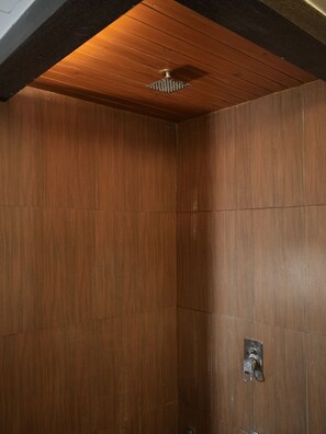 Deluxe Room | Bathroom | Shower, free toiletries, soap, shampoo